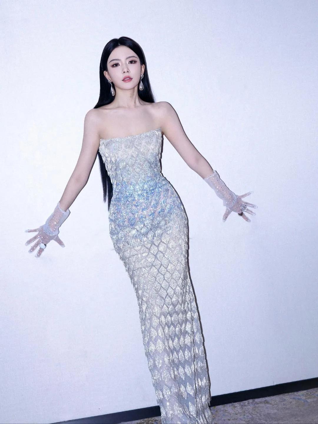陈卓璇身着人鱼裙，高贵优雅，一举一动尽显迷人风姿。