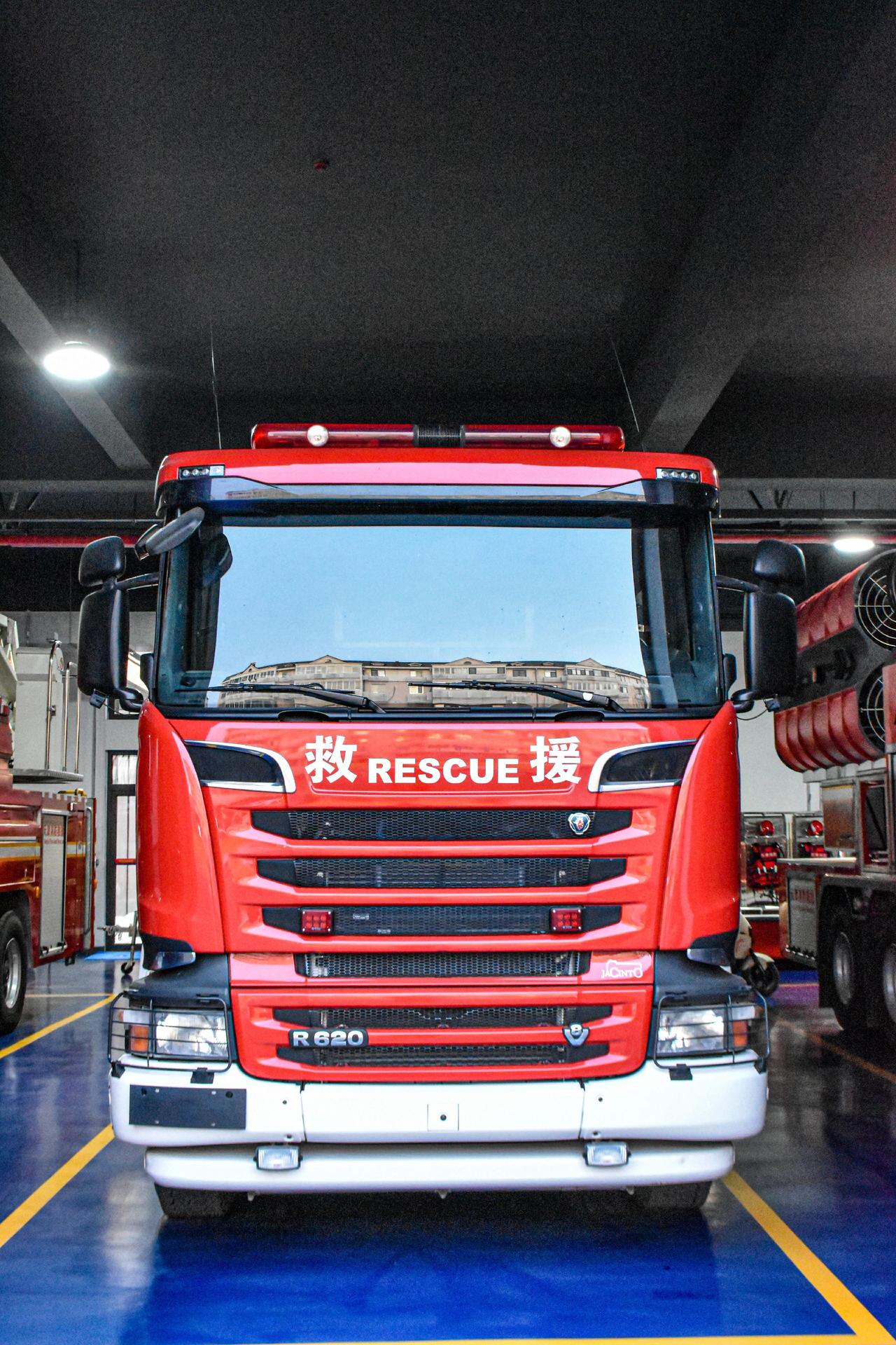 老款R620V8底盘的葡萄牙信诺18吨泡沫车