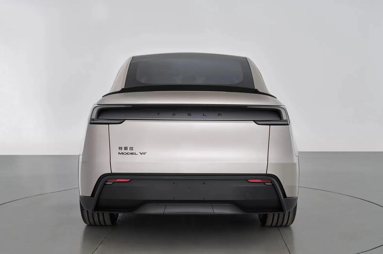 model Y 六座版亮相工信部！车长和轴距都加长了不少。
说实话如果这种屁股都
