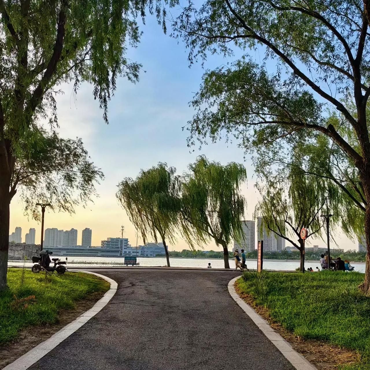越来越认同一句话：凡是活明白了的人，都开始主动躲人了。
 
年轻时，我们热衷合群