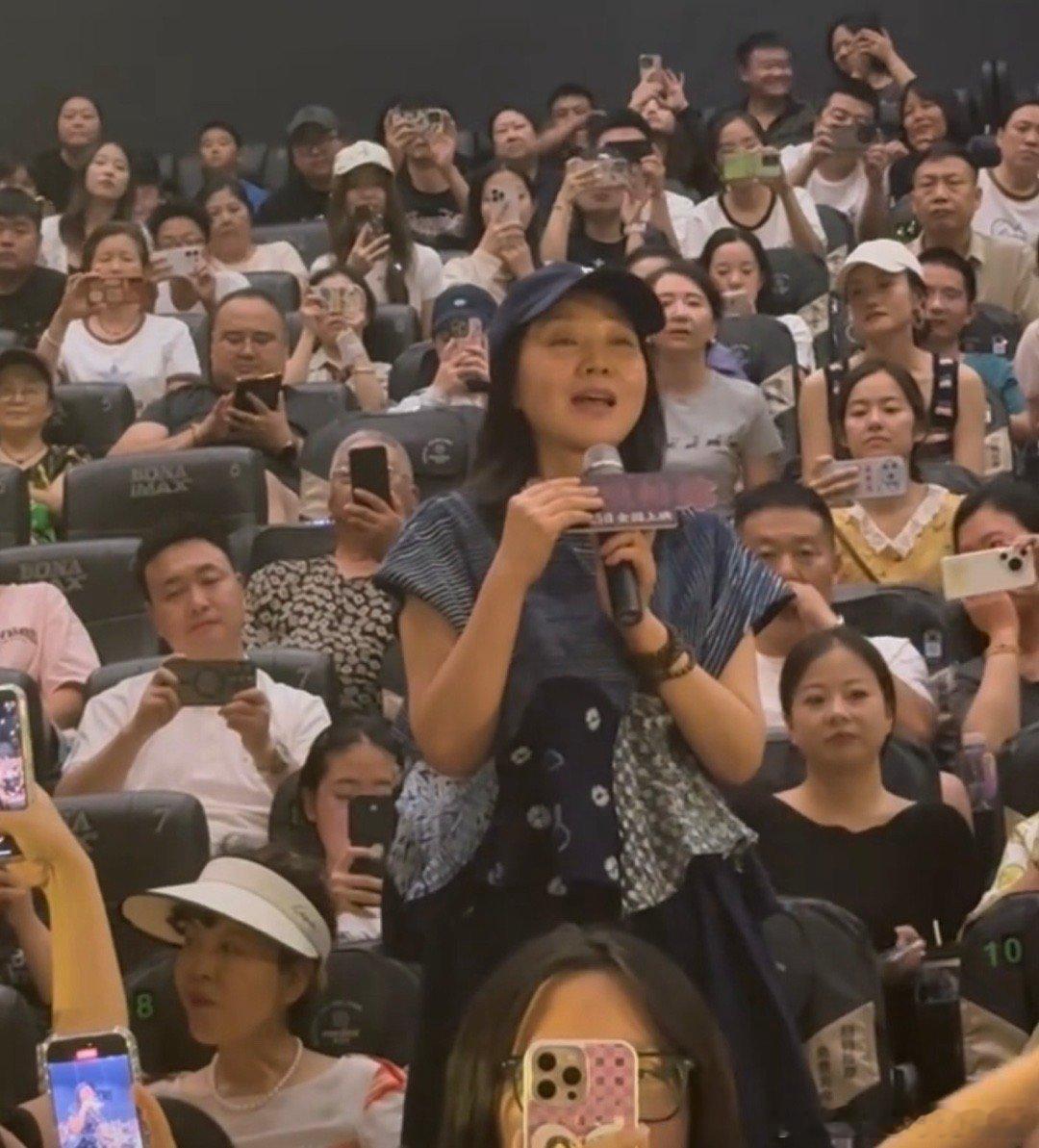 闫妮南京照相馆路演哽咽发言 家人们，闫妮在《南京照相馆》路演现场哽咽发言，分享电