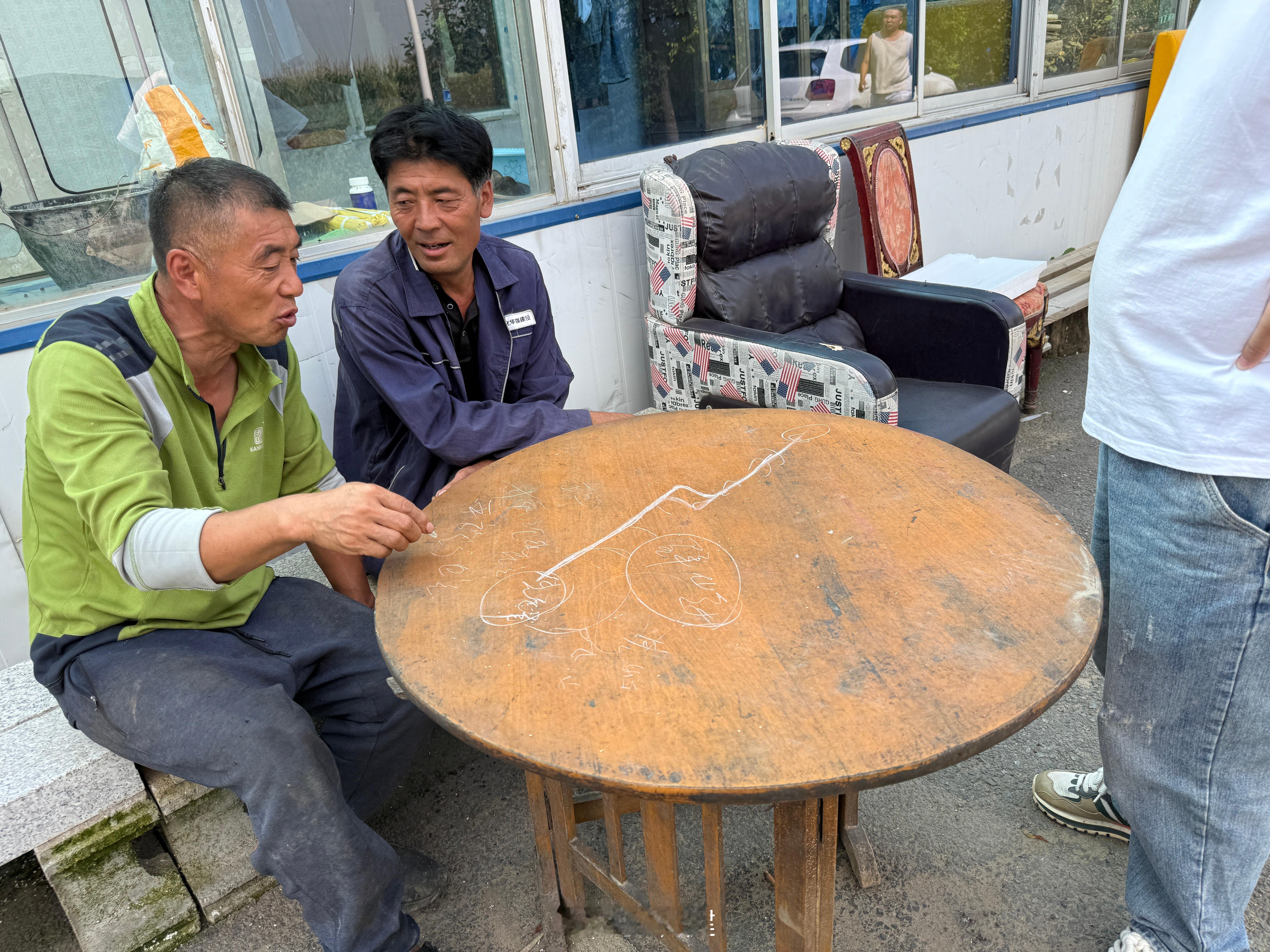 东北大叔真热情，我们问路现场画地图 ！ 舒兰·天成街