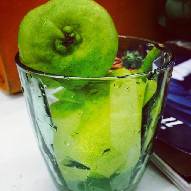 这是个想钻进杯子里泡澡的梨🍐。