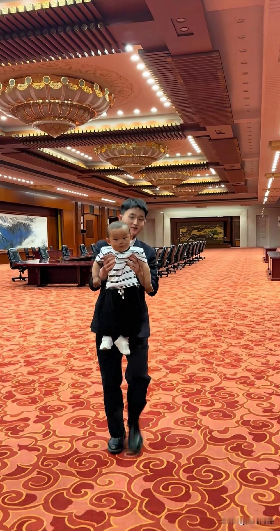 这是谁家的小孩子，大人一眼没有照料到，居然跑到这么大的场面中来了，真没有搞明白，