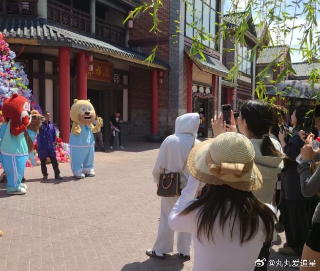 宁波方特惊现驼出没今天在宁波方特，骆驼就这么出现了，我都惊得下巴掉了，这骆驼咋到