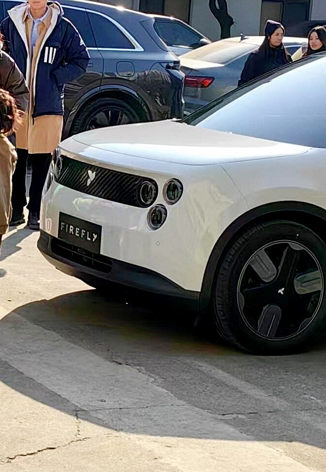白色的蔚来萤火虫实车被网友拍到了，大家感受一下三个眼睛现在看习惯没？[二哈] 