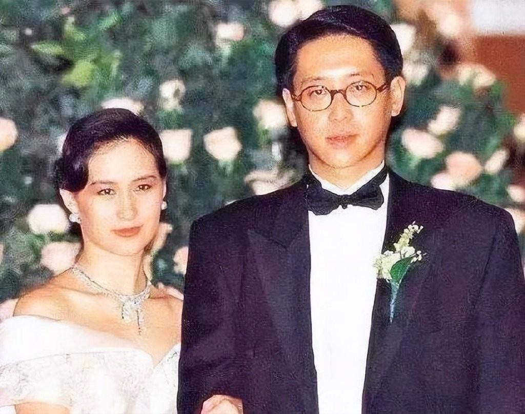 谁能想到许晋亨的情史这么炸！
许晋亨出生在1962年，家里是香港船运界的巨头，爷