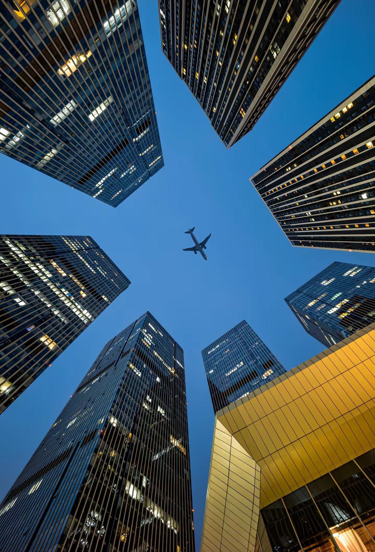 太原✈️在夜晚抬头仰望天空。城市与长空在此相遇🏙️📌：华润大厦城市风光 城市
