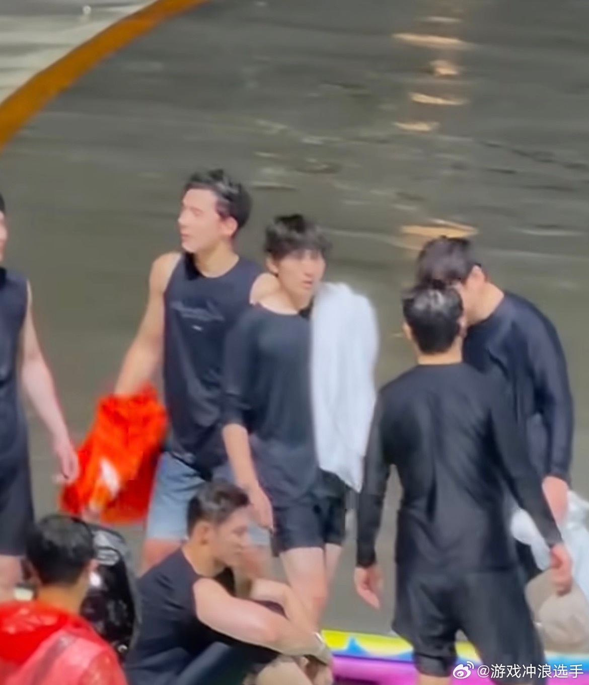 黄景瑜为什么不站起来黄sir：我不站起来，是因为我不想表现自己