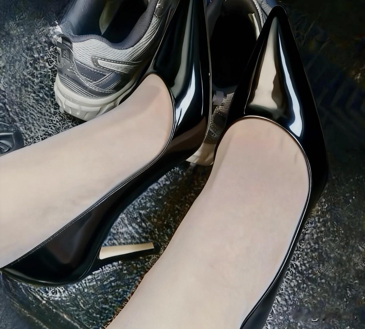 又扛过了高跟鞋 “竞走” 的一天！
谁懂啊，刚坐进车里我就立马把高跟鞋甩到一边，