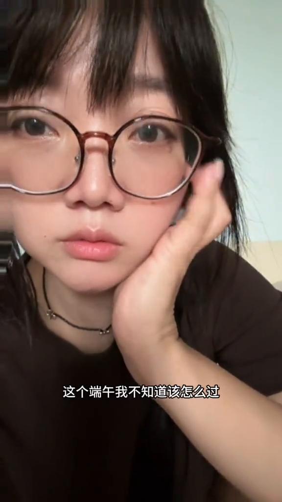 朋友们，满4个8000没有了，这个端午我不知道该怎么过，我不敢跟我妈说。