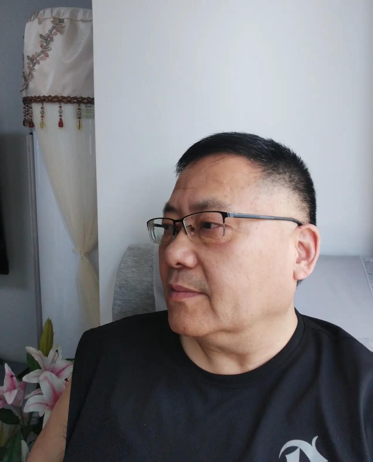 现在有些网友的评论越来越离谱，颠倒是非，信口开河，什么话都说的出。

一位网名叫