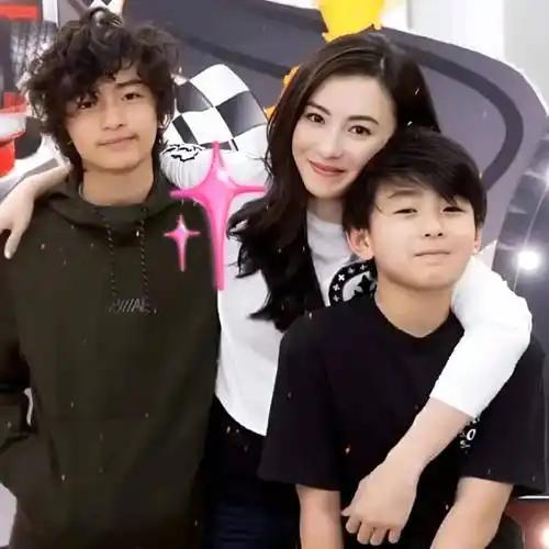 谢霆锋的粉丝别再洗“避嫌”或“太忙”了！Lucas 19岁生日，生父连个照面都不
