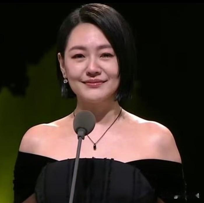 小S，最新发文引人泪目！
 
5月17号，小S突然发了条动态，配了一张小时候的全
