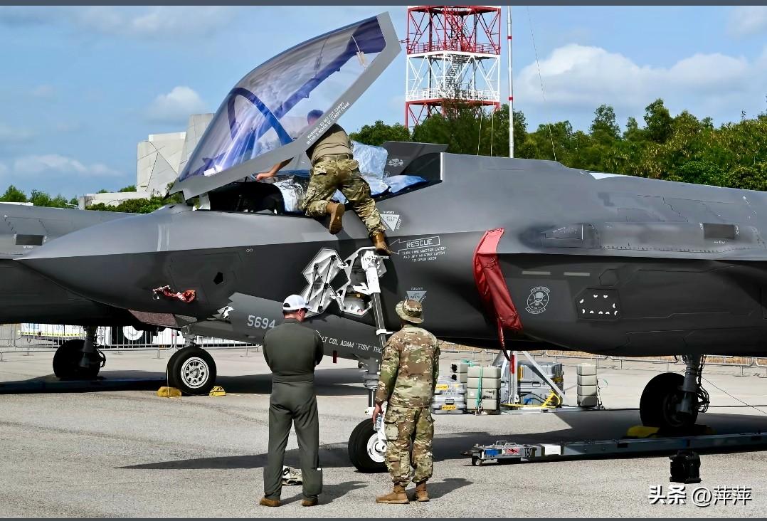 美军F-35现身新加坡航展，灰色机身在热带阳光下格外醒目。新加坡已敲定20架F-