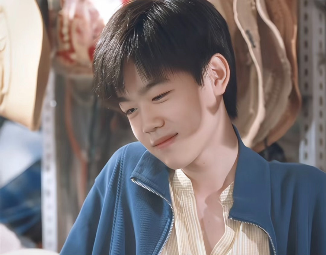 别的剧嘴亲烂了都没有这效果 韩昊霖那个眼神我能品一年。不是盯着看，是余光在看，是