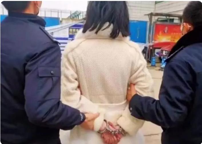 “在幼儿园潜伏了27年”，她被警方逮捕时，家长们吓得直冒冷汗！

“你们是不是抓