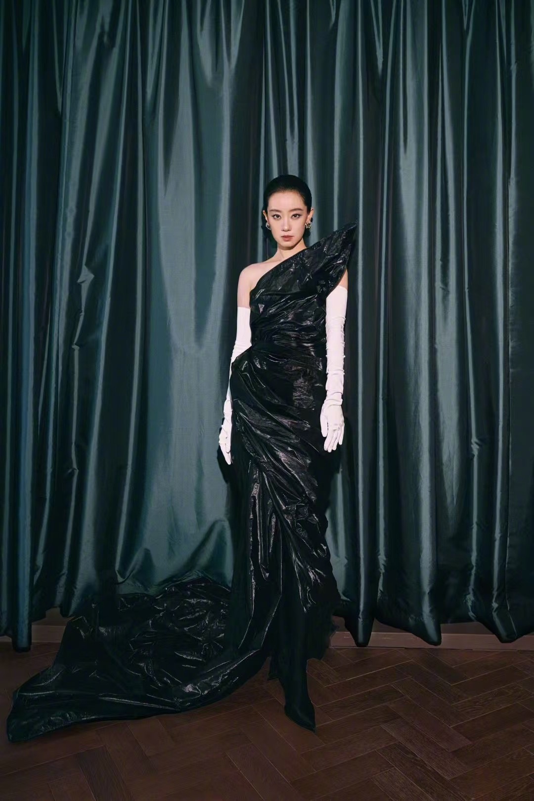 亮相 VOGUE时尚之力盛会的张小斐、邬君梅、模特张丽娜，三位全部身穿巴黎世家B