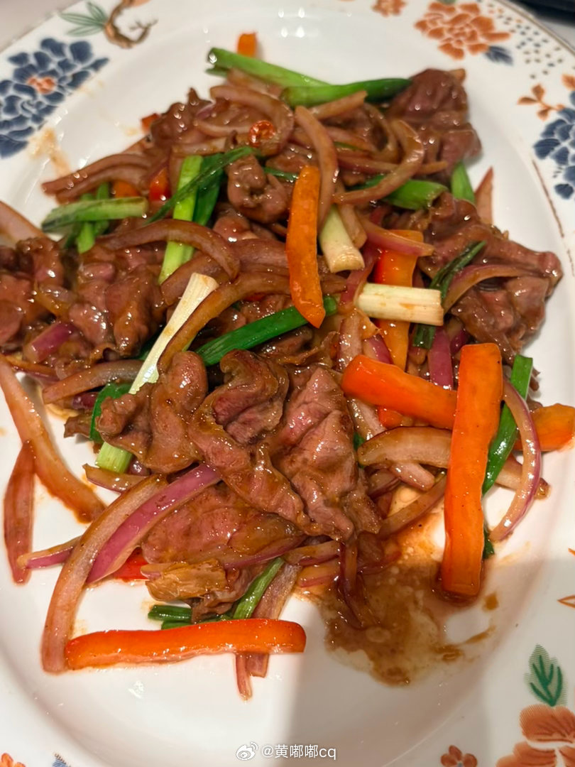 中午和朋友约的添福利~没想到杯子上就印着囍[笑cry]也是某种意义的喜事儿啦[d