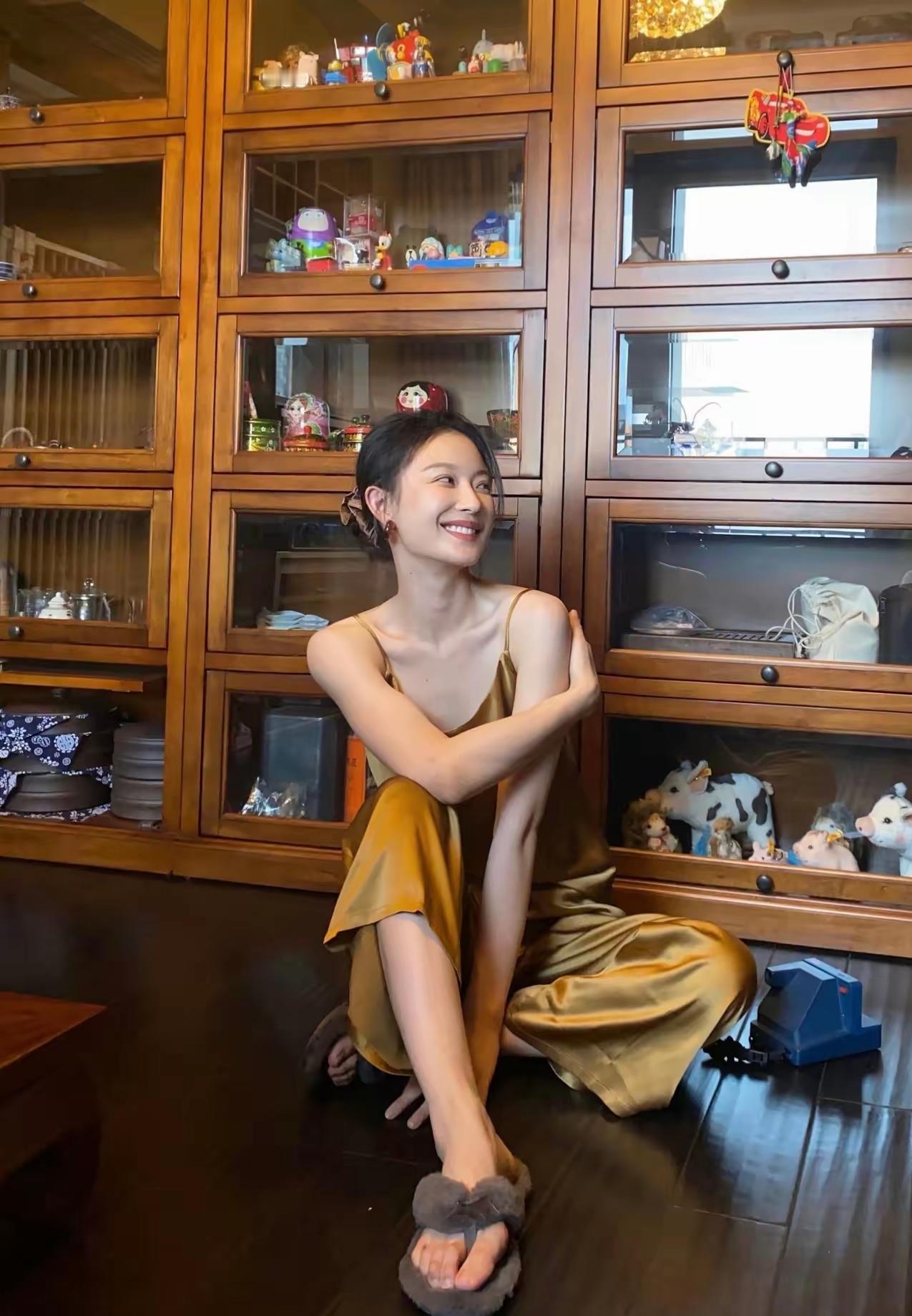 什么样的女生会让人觉得很有魅力?
爱读书的女人，爱喝茶的女人，更有魅力。