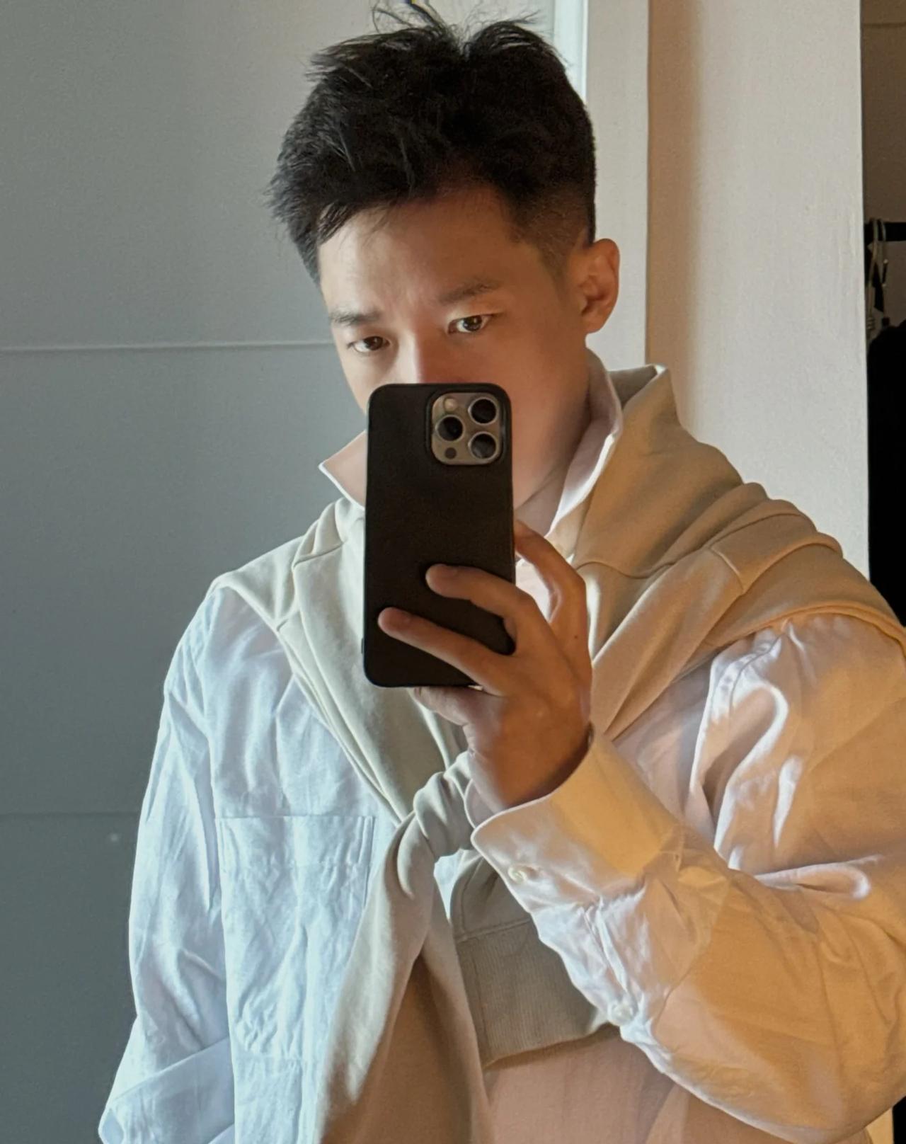 我愿称之为感觉
都是褶皱的……感觉吧
用AI修掉褶皱就没感觉了
要怎么去形容这种