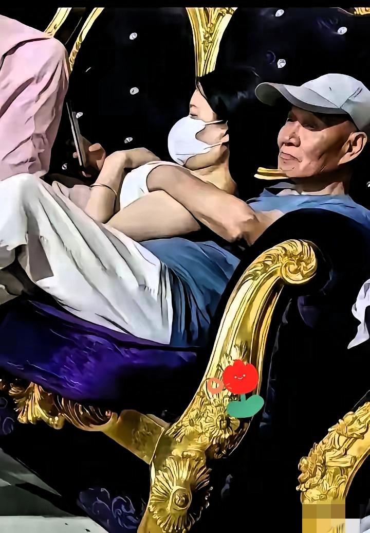 真得服那大爷！都这把岁数了，在KTV里被一群人围着，笑得那叫一个春风得意，不少人