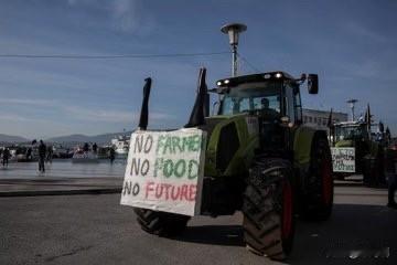 据路透社报道，希腊农民因数百万美元资金失踪和农业欺诈丑闻引发全国停摆。

希腊农