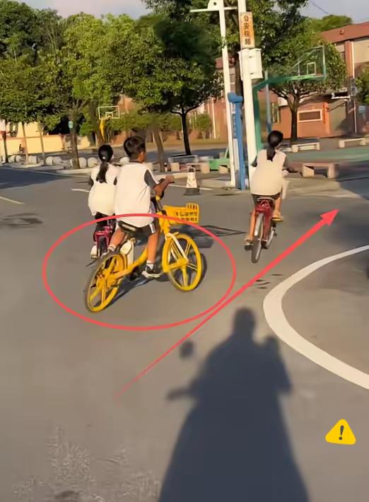 “这小孩哥也太牛了吧！”近日，小孩哥骑共享自行车和女同学游玩的视频火了，还被新华