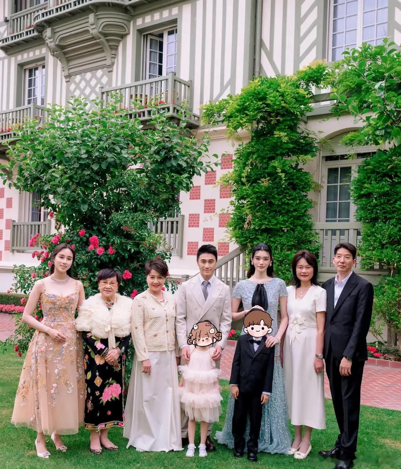 何超欣晒哥嫂婚礼新照！四代同堂好幸福啊。何超欣也更新了奚梦瑶何猷君的婚礼，她一直