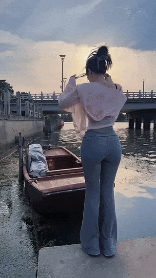 这女生胆子挺大。我怕水，我不敢上去。[捂脸]敢出镜美女 胆小的绕开