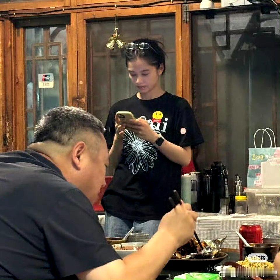 #吃饭偶遇张婧仪做服务员#是认真在体验角色，揣摩角色，成为角色的演员张婧仪啊，稳