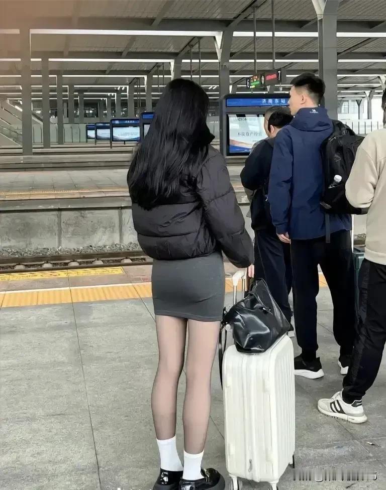 回家喽[耶]菇娘你是冷啊还是热啊，不懂啊[捂脸][捂脸][捂脸]走起去看姑娘 小