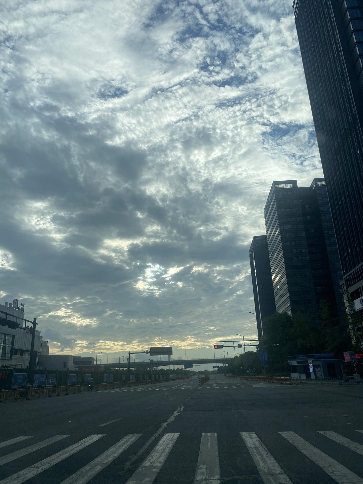 AI扩图 这是我看到的天空 我没有混日子