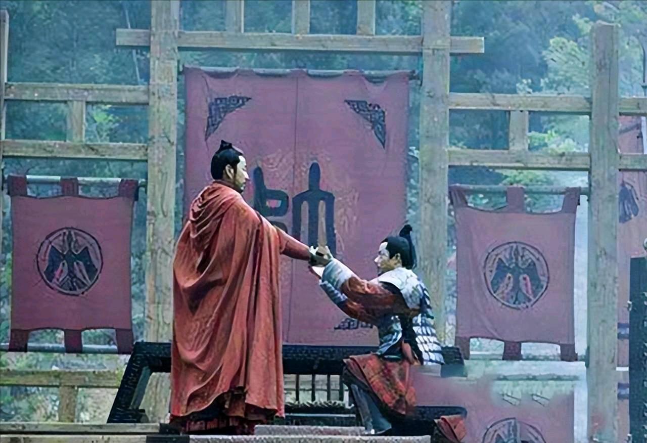 韩信成为齐王后，谋士蒯彻建议他自立为王，与刘邦、项羽鼎足而立。韩信不忍心背叛刘邦