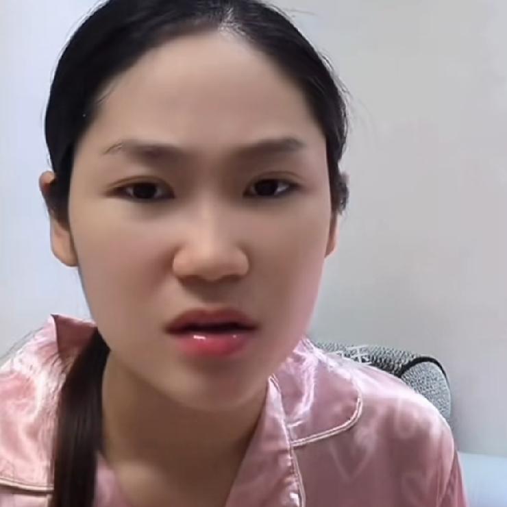 今天看到三姐和小松在那聊天，弟弟在旁边坐着看他们聊天，可能是弟弟听不懂他们是在说