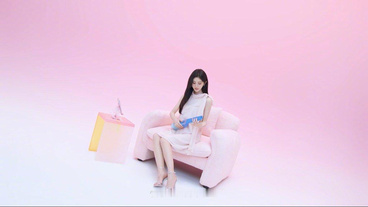 鞠婧祎的口袋音乐魔法 小鞠的赛博吉他也太酷了吧。一键切换心情频道，随时随地演奏心