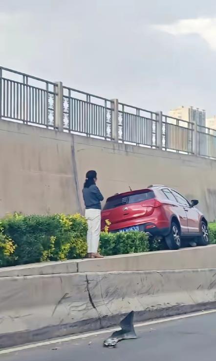 冲上绿化带原来可以这么销魂。近日，太原一大姐，为了避开前面的车辆，把油门当成了刹