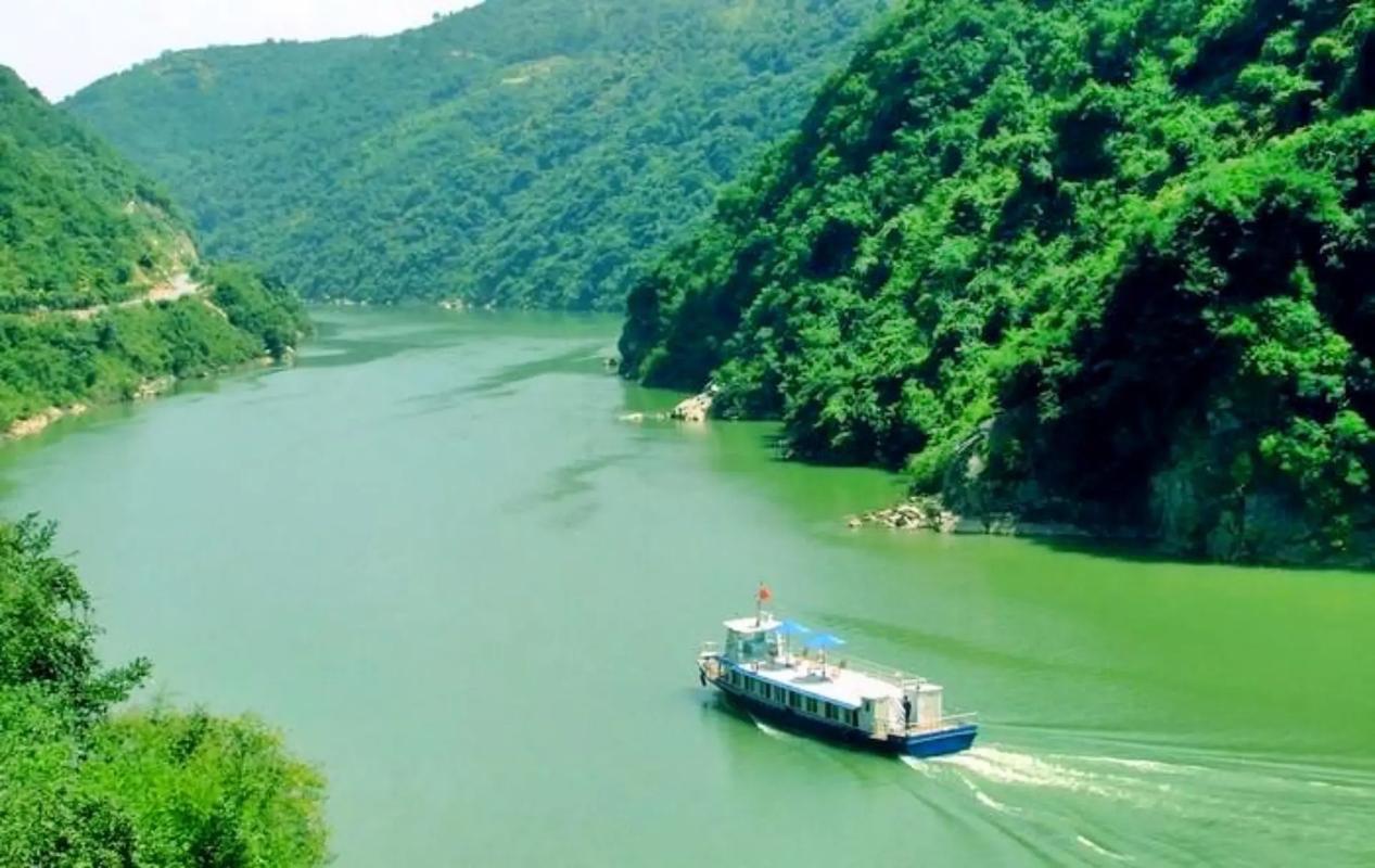 汉水在古代被称为“维天有汉”，是唯一能与银河（天汉）在地名上互为镜像的河流。它不