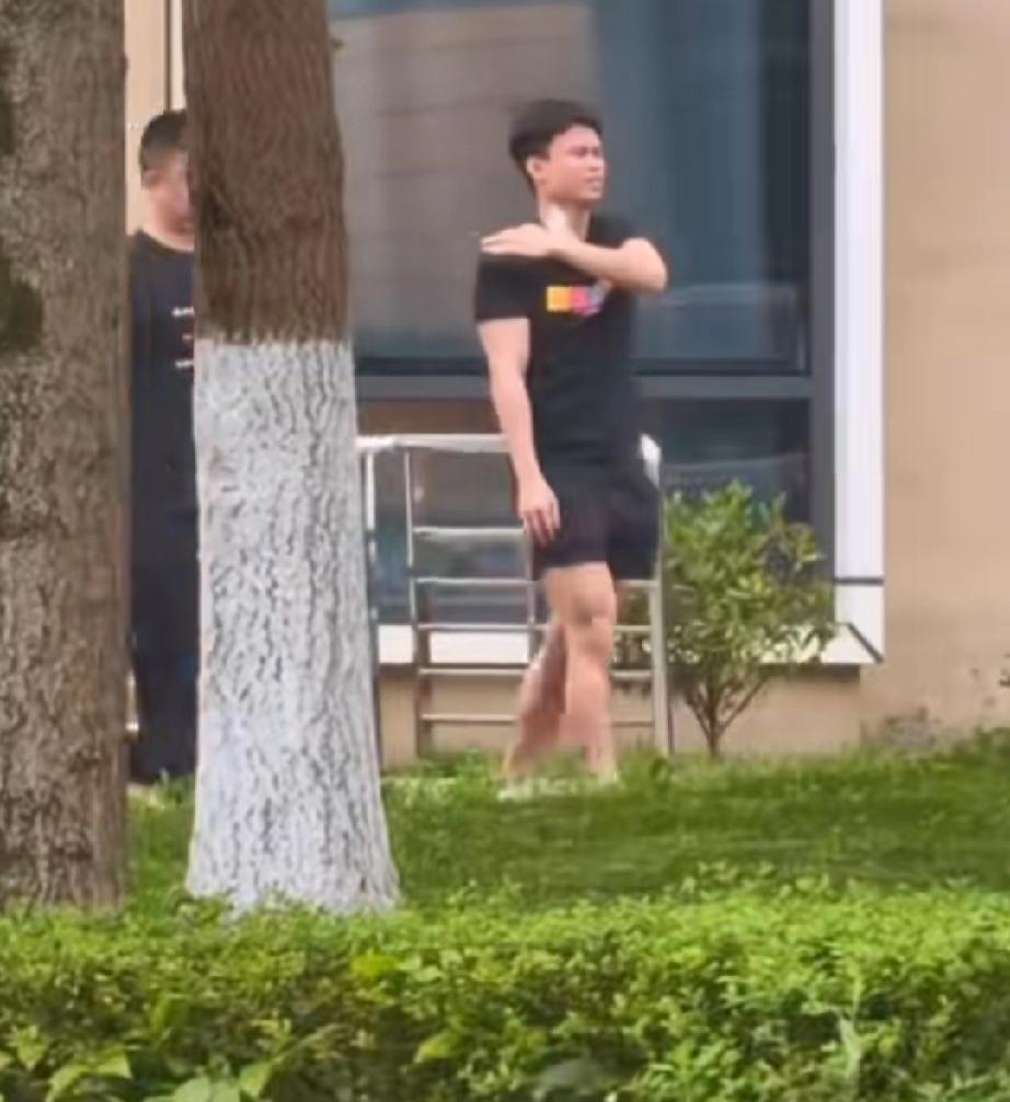 最担心的事还是来了！

看到周启豪手捂着肩膀，脸上露出痛苦的表情的时候，我就知道