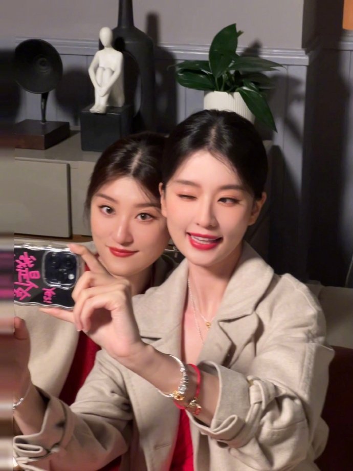 #乔欣和姐姐自拍#『和我姐的快乐拍摄日👭❛‿˂̵✧』乔欣分享和姐姐的照片📷姐