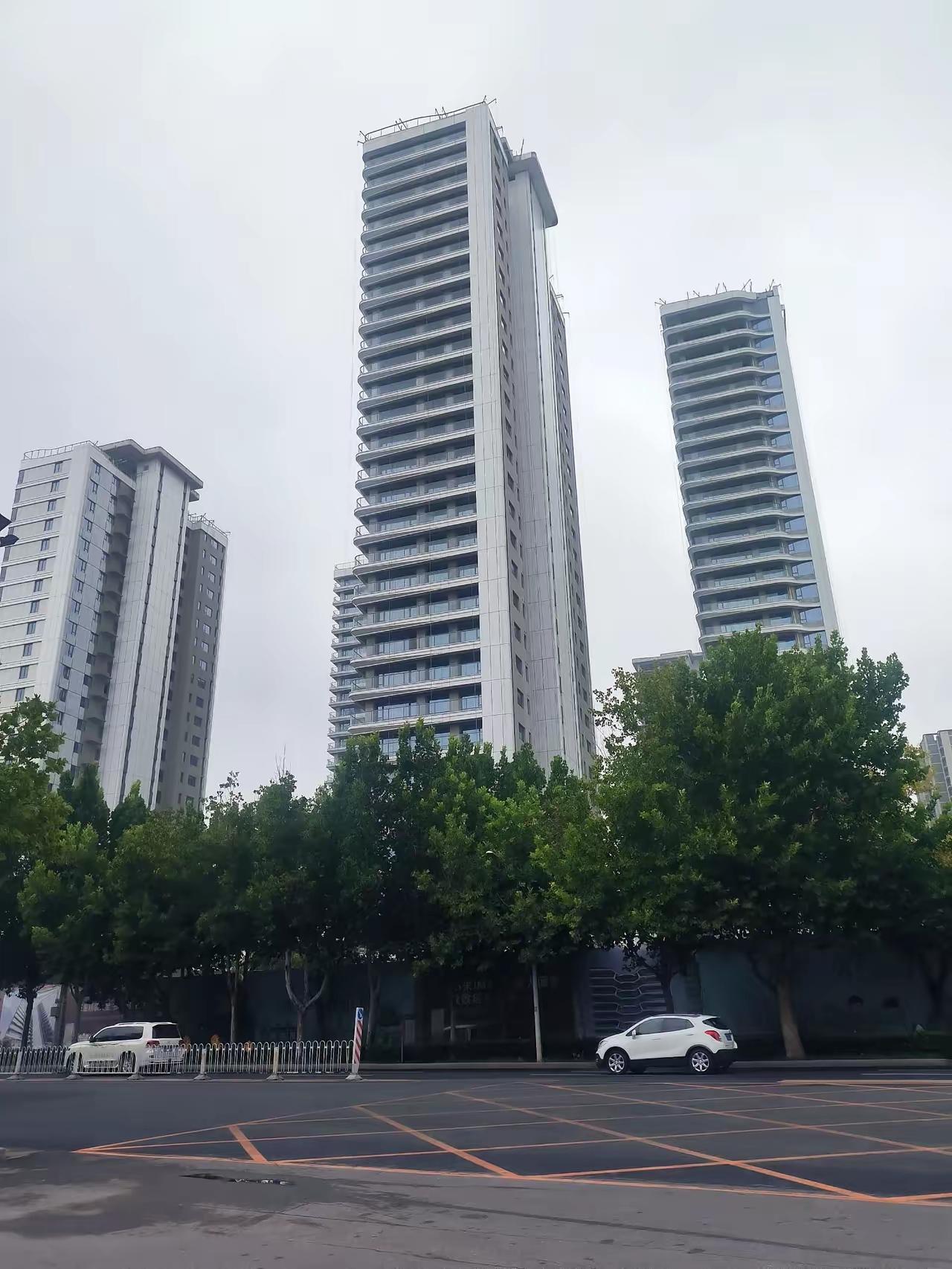 昨天，路过恒祥北大街与复兴路交叉口，看到令人气愤的一幕。

一老头骑着电动三轮车