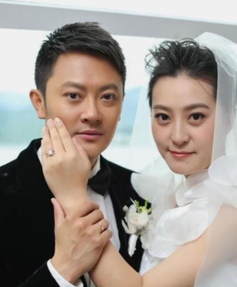 2015 年，印小天花了 400 万元娶的老婆哈琳娜，直到孩子出生后，才发现自己