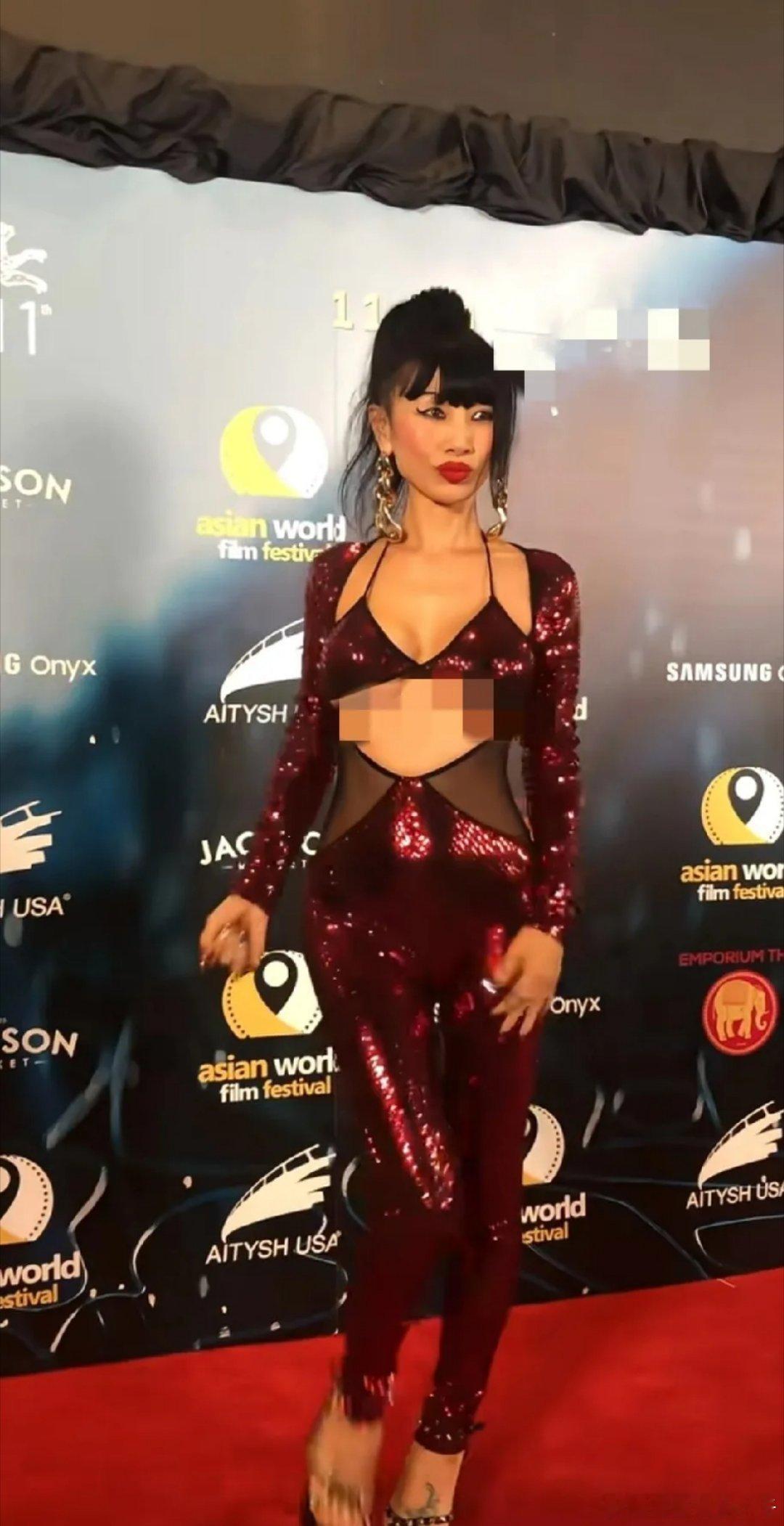 还得是白灵60多岁了状态这么能打，真是时光拿她没办法，自成一派的穿搭风格，自在又