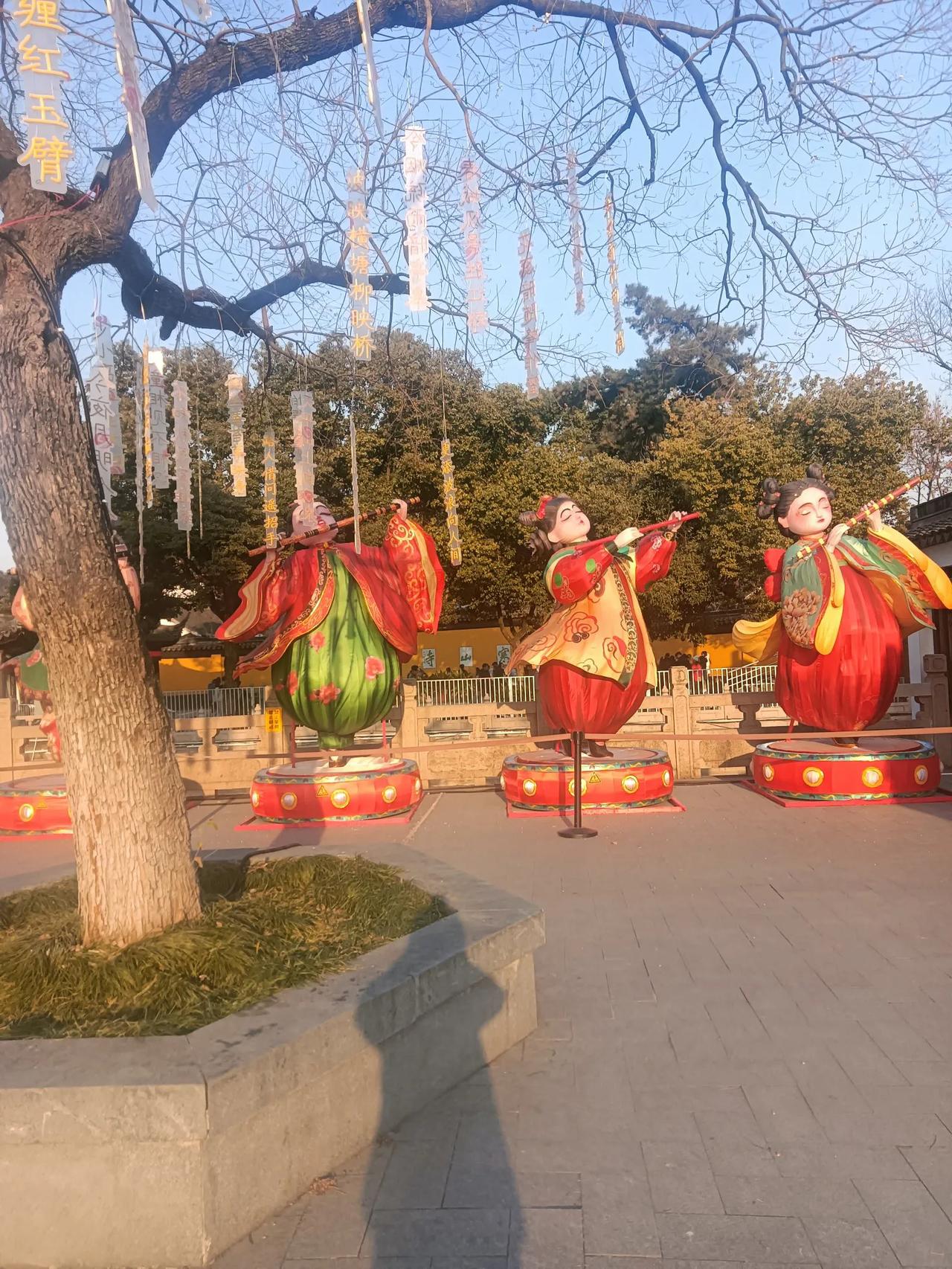 今天寒山寺的游客似多于枫桥景区的。想想也是，从元旦到春节，为寒山寺的“旺季”。