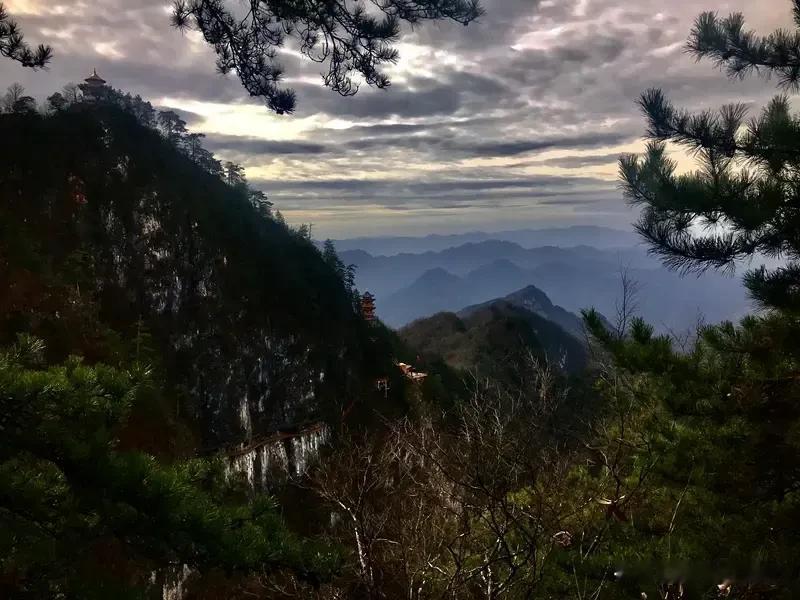 《满江红   即景述怀》
万古时空，风云涌、飞花吹雪。极目望、山川雄阔，气吞丘樾
