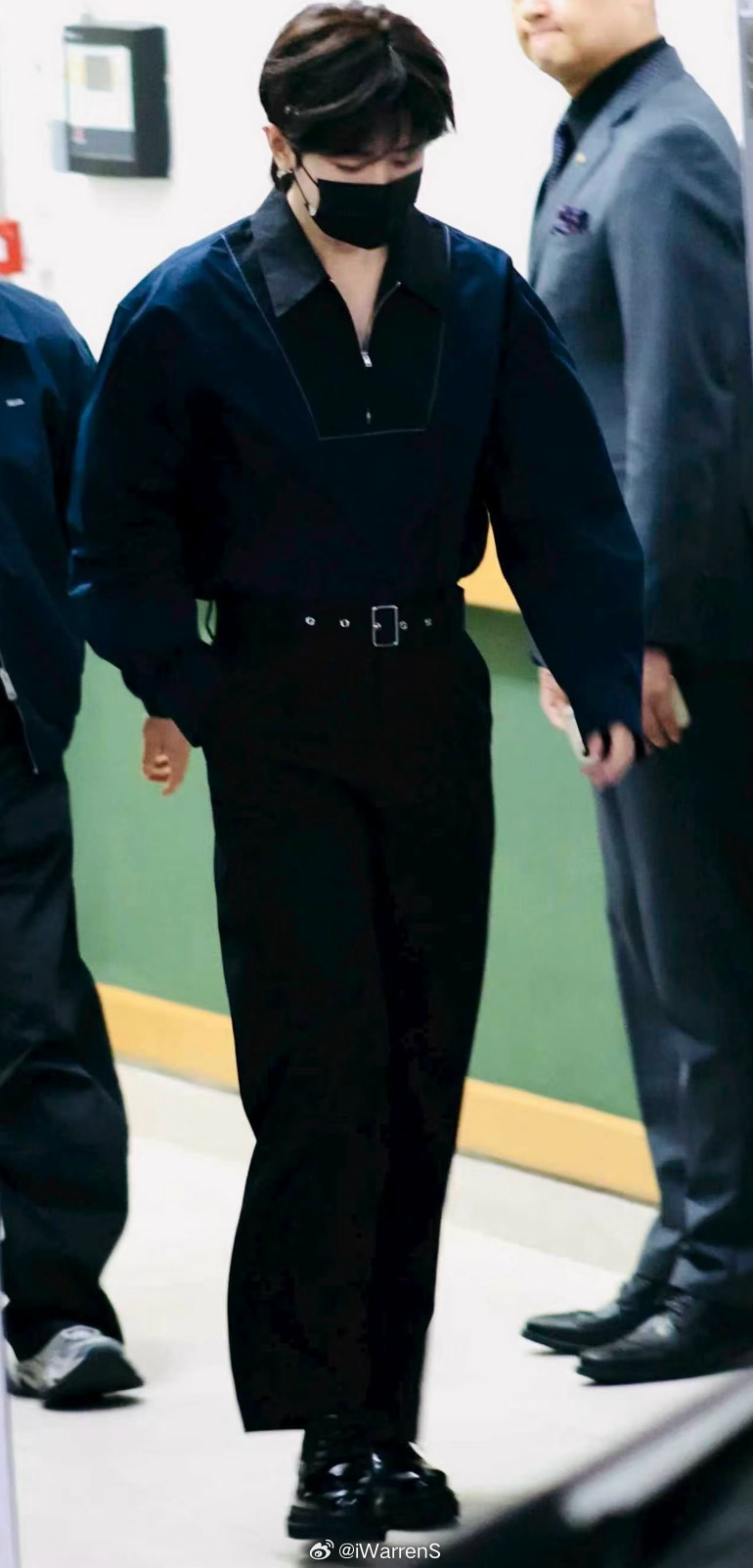 今日成毅深V上班路透图来了，真的是太帅了吧！成毅春日少年妆