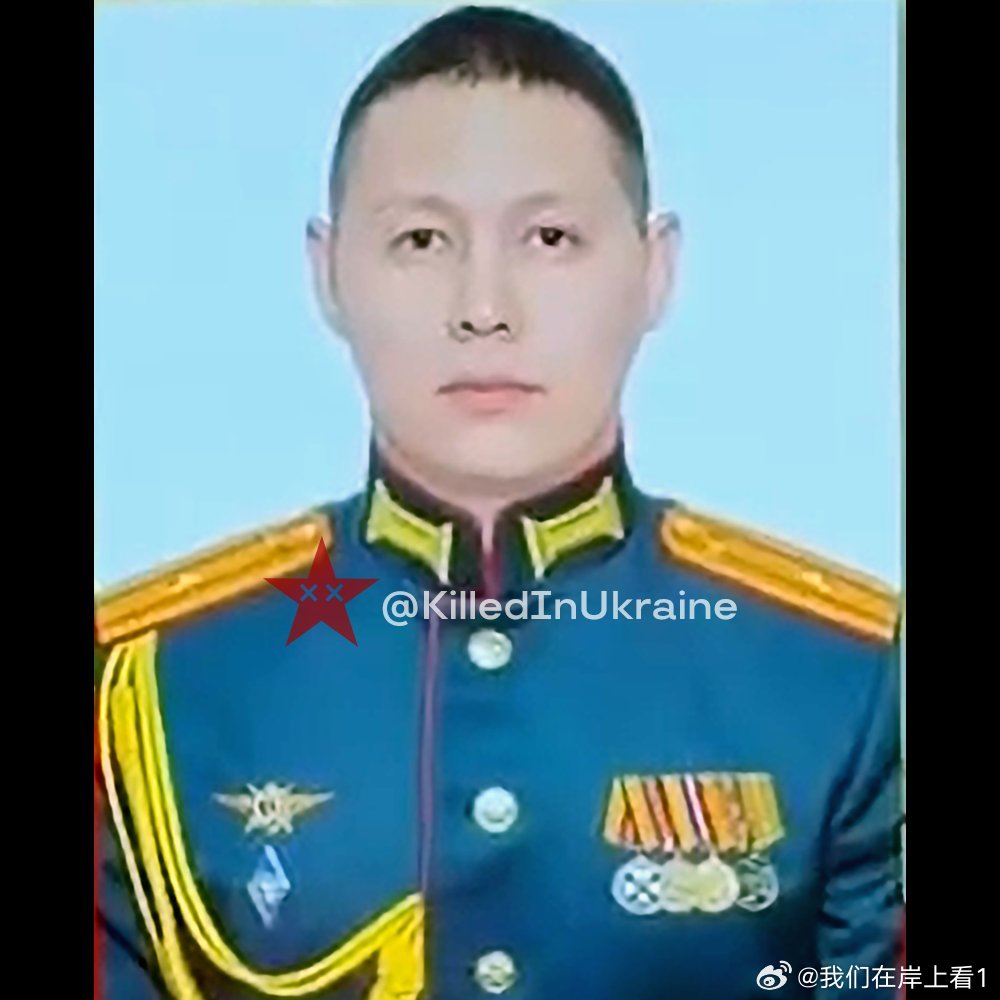 俄罗斯少校塔斯穆汉别托夫·阿尔曼·迪森加利耶维奇被乌克兰击毙，现已悬挂在墙上。 