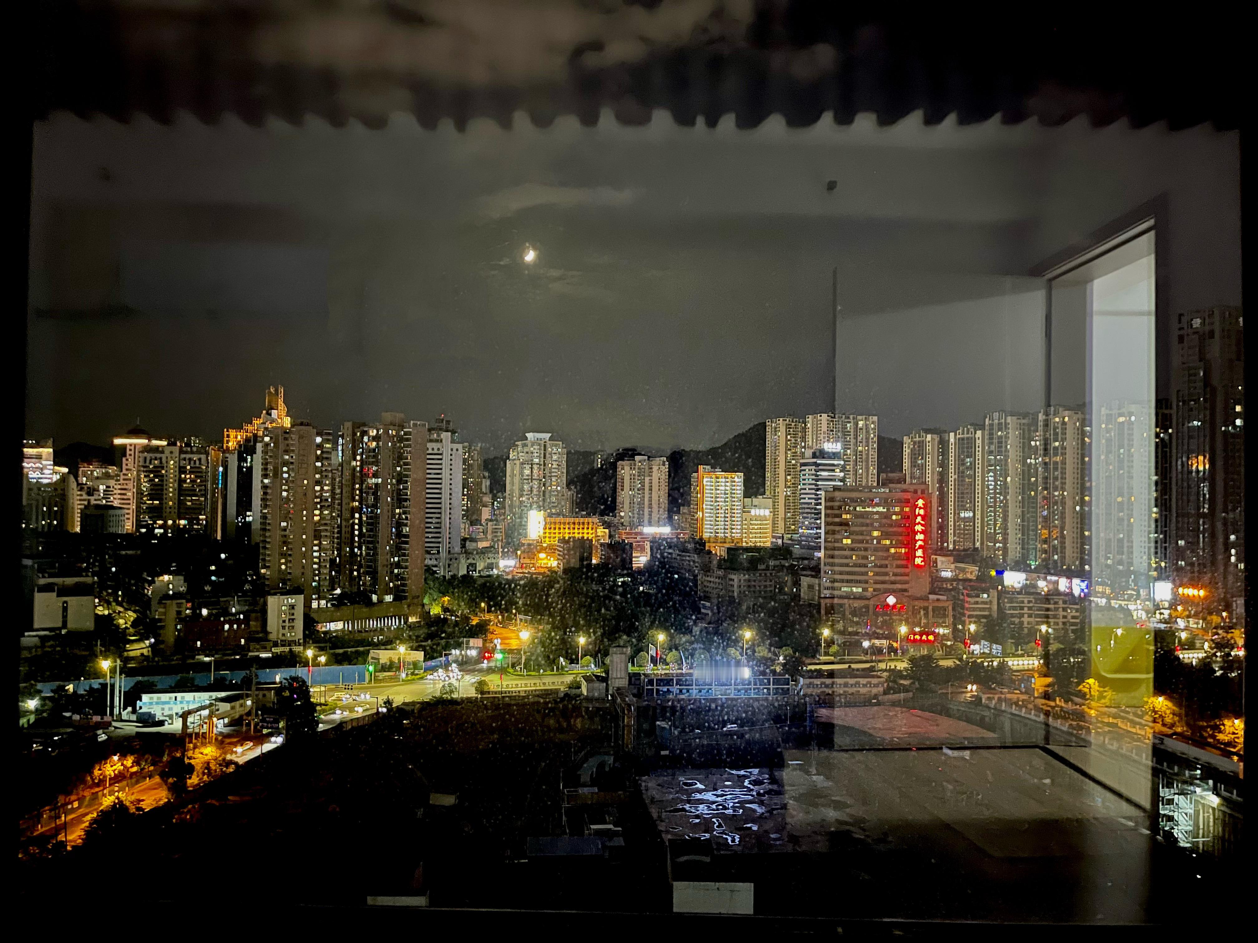 要来我床上躺着一起看月亮吗 