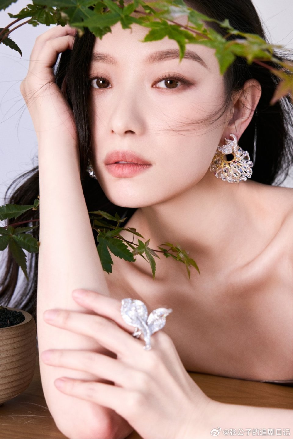 倪妮拿我的笔给别人签名借笔签名这种小细节也太戳人了，全程耐心又温柔，一点架子都没