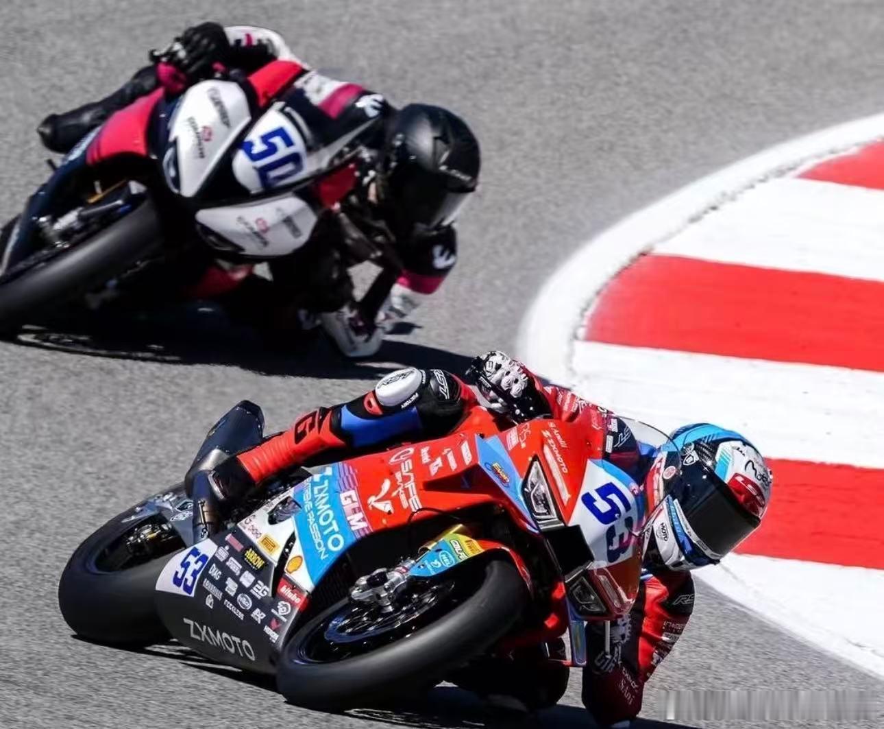 张雪机车地狱赛道夺冠难度 这场北欧首战对张雪机车来说步步惊心。18个弯道节奏极快